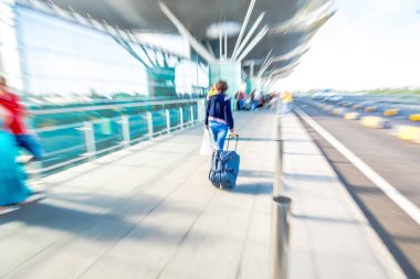 Havaalanı Bagaj ile önünde yürüyen insanlar