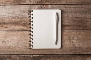 Ahşap bir masa üzerinde kalem ile not etmek.