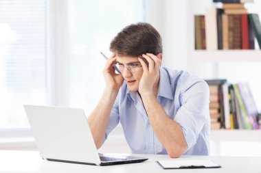 Yorgun öğrenci ya da işadamı laptop ile çalışma