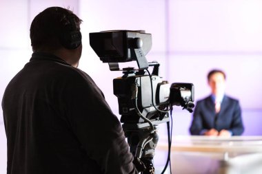 erkek kameraman bir haber okuyucu filme