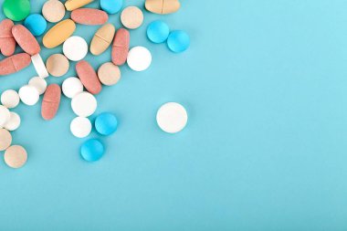 Renkli hapları ve tablet yakından görmek