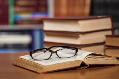 Kitap kitaplık eski gözlük yığın belgelerini açın