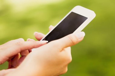 Siyah perde ile iPhone kullanarak eller