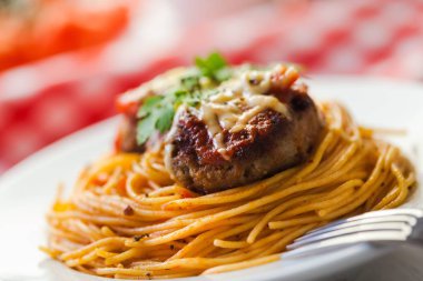 Spagetti makarna köfte ile yakından görmek