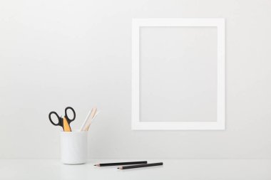 minimal Tasarım konsepti, ofis masası düzenlenmiş, kalem ve beyaz çerçeve