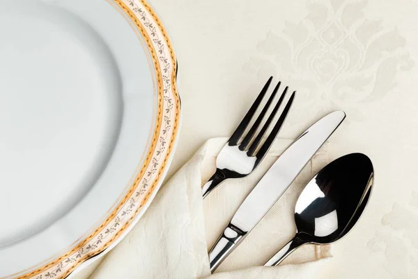 Ensemble de table avec plaque, fourchette, couteau, cuillère et serviette — Photo