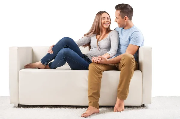 Couple souriant sur le canapé — Photo