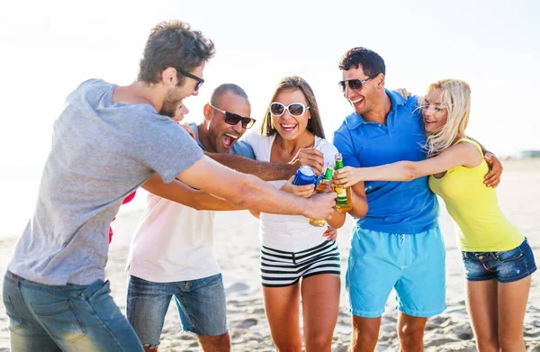 Junge Leute feiern am Strand — Stockfoto