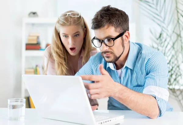 Twee verrast studenten die op laptop werkt — Stockfoto