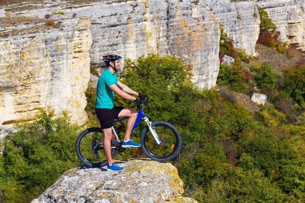 Ποδηλάτη με ποδήλατο βουνού ταξιδεύει γύρω από το όμορφο τοπίο — Φωτογραφία Αρχείου