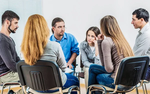 Grupo Personas Que Asesoran Con Psicoterapeuta — Foto de Stock