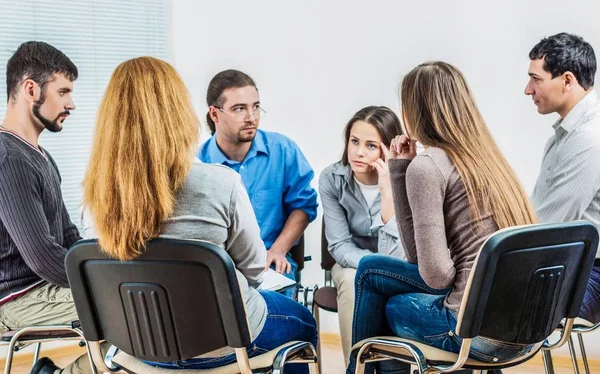 Groep Van Mensen Die Therapie Met Psychotherapeut — Stockfoto