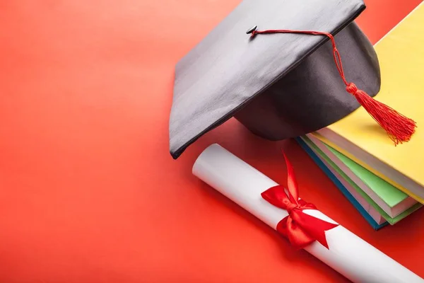 Pós-graduação chapéu e livro . — Fotografia de Stock