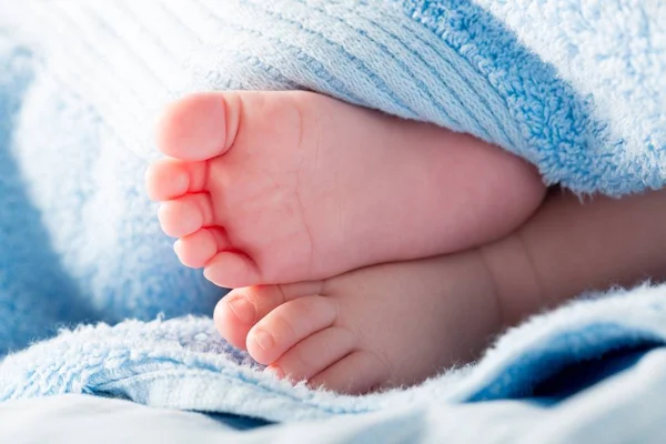 Neugeborene Babyfüße Auf Hintergrund — Stockfoto