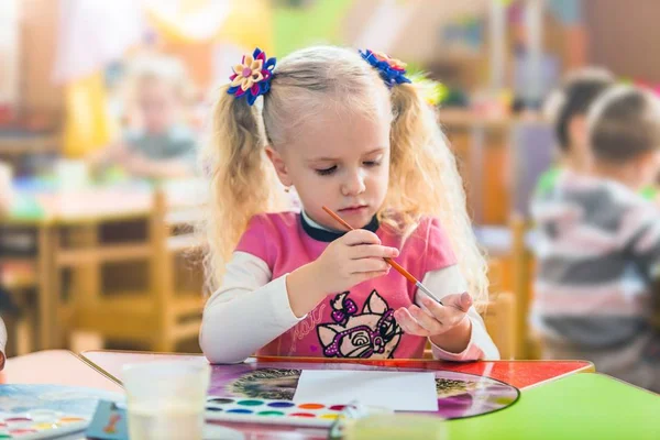 Preschool meisje schilderij — Stockfoto