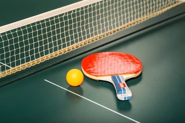 Настільний теніс Ракетка і м'яч на столі з мережею — стокове фото