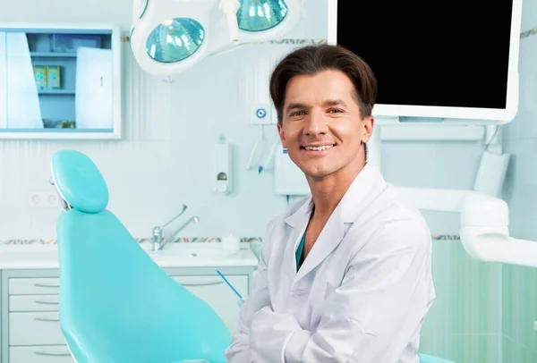 Retrato de un dentista masculino — Foto de Stock
