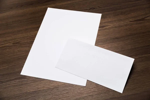 Lege Witte Envelop Papier Blad Houten Tafel — Stockfoto