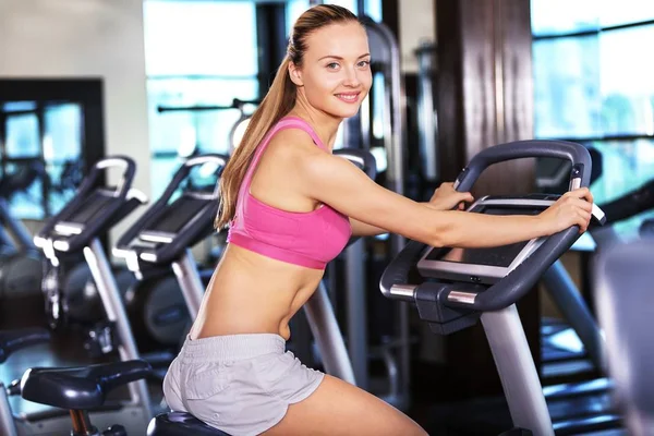 Schöne Frau Training in einem Fitnessstudio — Stockfoto