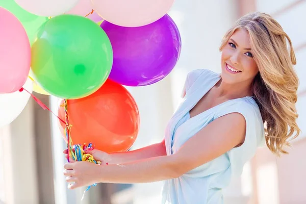 Frau mit Luftballons — Stockfoto