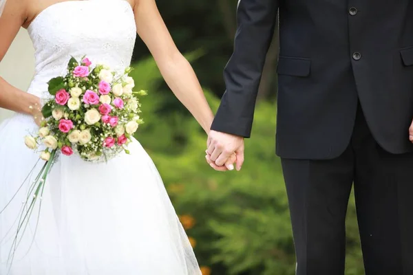 Nahaufnahme eines Hochzeitspaares beim Händchenhalten — Stockfoto