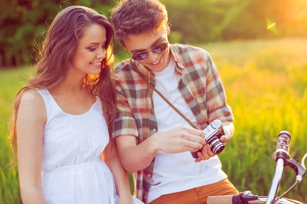 Jong koppel met fotocamera — Stockfoto