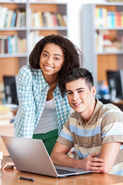 Felices Amigos Sonrientes Estudiando Juntos —  Fotos de Stock