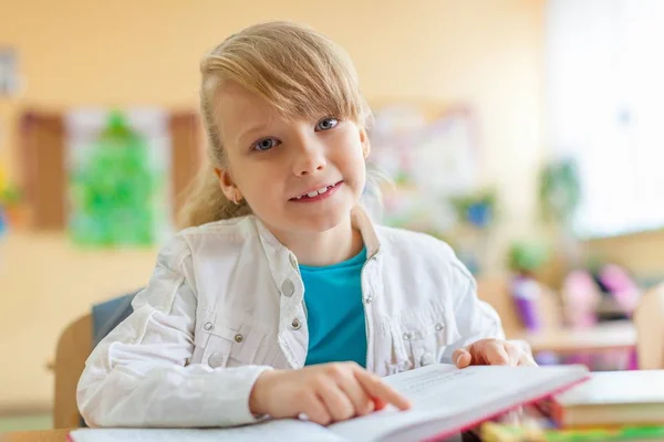 Lindo Pequeño Pupilo Sonriendo Sentado Clase Chica Caucásica Escuela — Foto de Stock