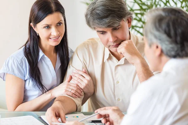 Arzt Übergibt Dem Patienten Der Klinik Das Rezept — Stockfoto