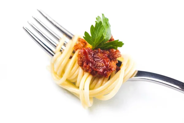 Спагетті на виделці з томатним соусом і петрушкою — стокове фото