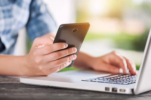 Handen Typen Het Toetsenbord Moderne Laptop Het Gebruik Van Smartphone — Stockfoto