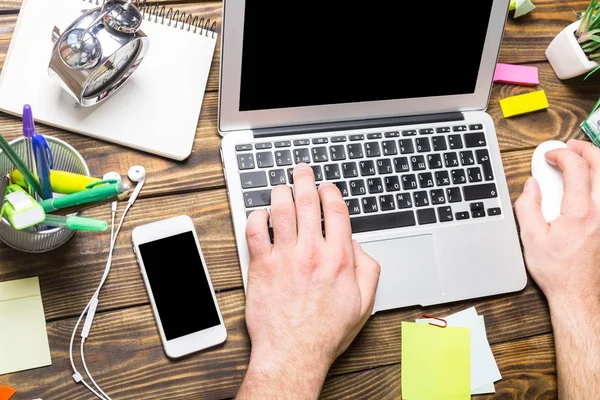 Hände Tippen Auf Tastatur Auf Modernem Laptop — Stockfoto