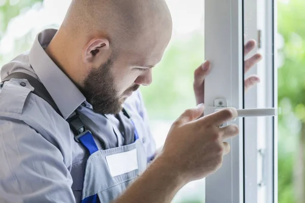 Windows instalador trabajador . —  Fotos de Stock