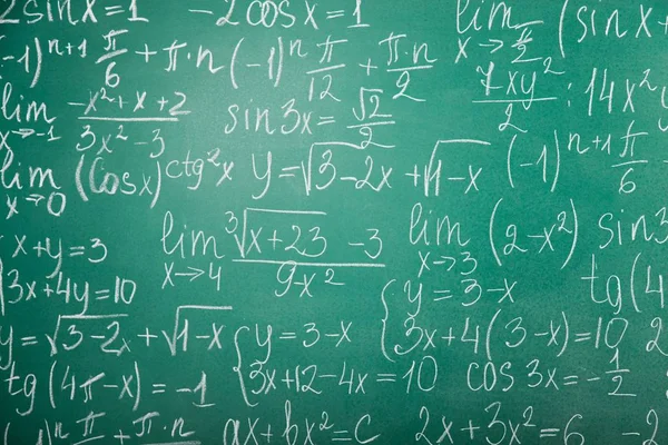 Mathematische Formeln auf dem Schultablett — Stockfoto