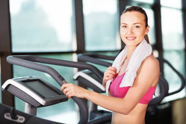 Mujer Joven Gimnasio Con Toalla Cuello —  Fotos de Stock