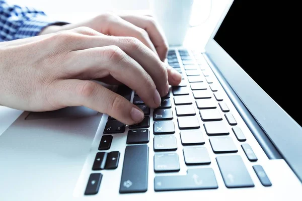 Hände Tippen Auf Tastatur Auf Modernem Laptop — Stockfoto