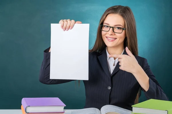 Profesora en el Escritorio Mostrando Página Blanca — Foto de Stock