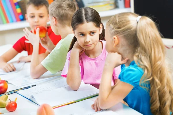 Crianças da escola na sala de aula conversando — Fotografia de Stock