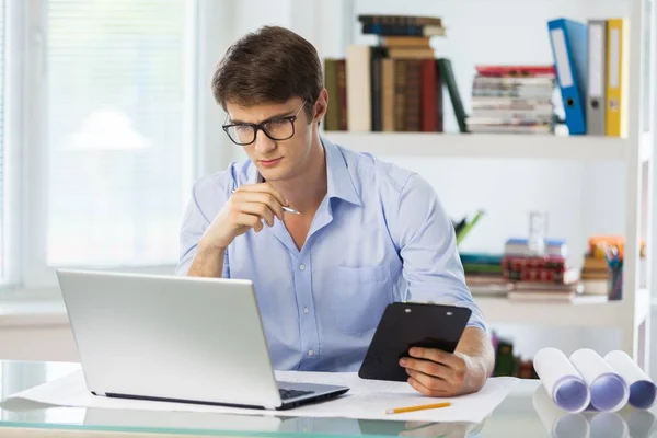 Casual homem de óculos trabalhando com laptop — Fotografia de Stock