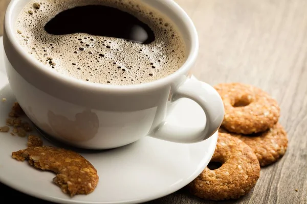 Kawa i ciasteczka owsiane na drewnianym stole — Zdjęcie stockowe