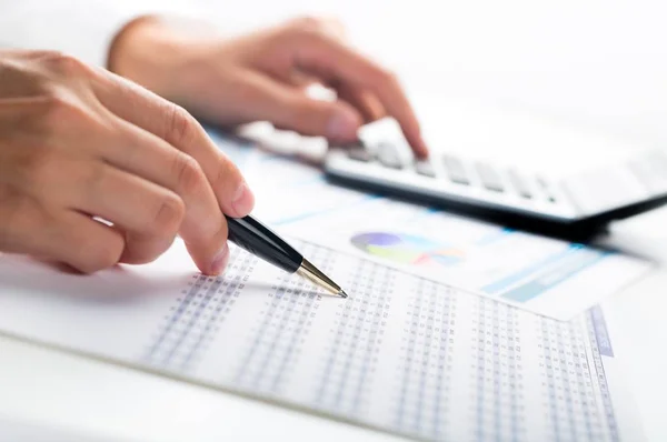 Close-up de um Empresário Analisando Gráficos de Negócios com Calculadora — Fotografia de Stock