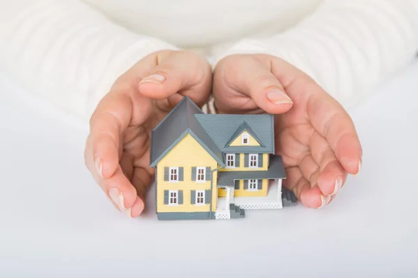 Modelo Casa Mãos Humanas Vista Close — Fotografia de Stock