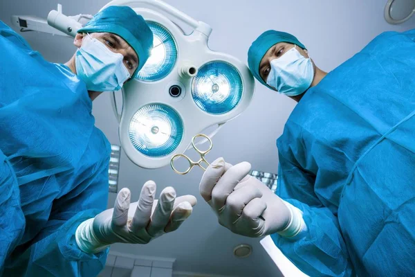 Fechamento de Médicos e Enfermeiros em uma Sala Cirúrgica — Fotografia de Stock