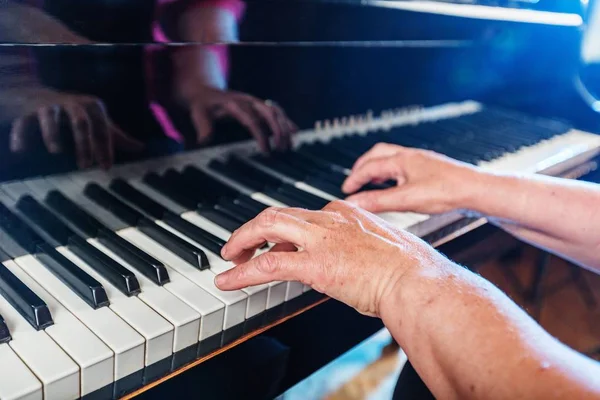 Manlig Musiker Spelar Piano Närbild — Stockfoto