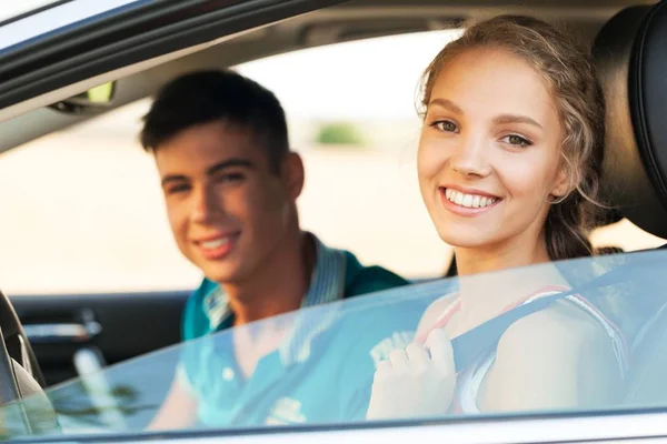 Retrato de pareja joven en un coche — Foto de Stock