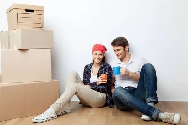 Pareja joven mudándose a una nueva casa — Foto de Stock