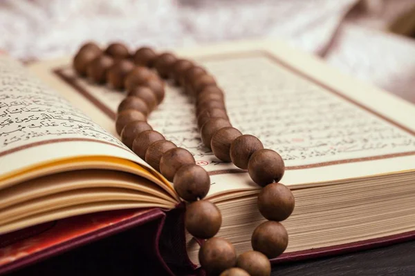 Islámské Knihy Koránu Růžencem Stránkách — Stock fotografie