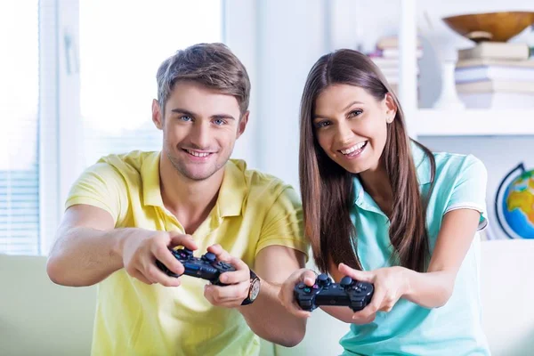 Paar spelen video game — Stockfoto