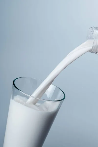 Despejar leite em vidro — Fotografia de Stock