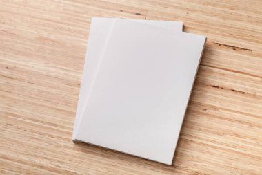 tarjetas en blanco sobre fondo gris